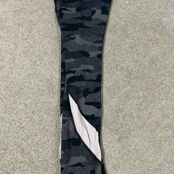 Girls old navy active wear Camo leggings - Picture 3 of 3
